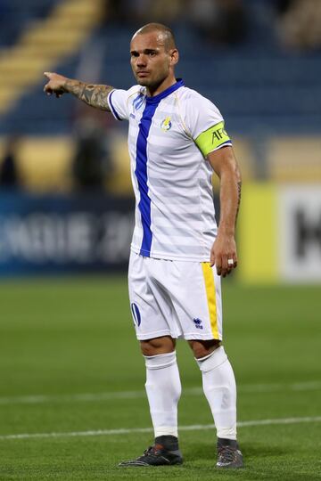 Trayectoria: Ajax de ?msterdam, Real Madrid, Inter de Mil¨¢n y Galatasaray SK.