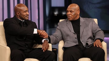 Evander Holyfield y Mike Tyson se saludan durante el programa de televisi&oacute;n de Oprah Winfrey en octubre de 2009.