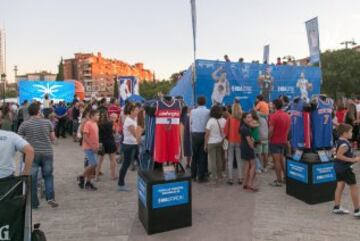 Gran ambiente en la Explanada del Palacio de Congresos.