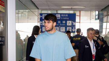 Carlos Alcaraz en su llegada a Pekín.