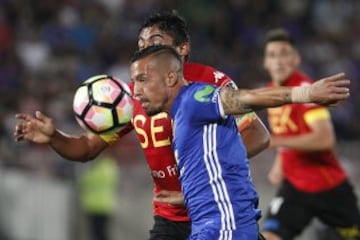 Futbol, Universidad de Chile vs Union Española
Séptima fecha, campeonato de Clausura 2016/17
El jugador de Universidad de Chile, Sebastian Ubilla disputa el balon con  Dagoberto Currimilla Union Española durante el partido de primera division disputado en el estadio Nacional de Santiago, Chile.
19/03/2017
Ramon Monroy/Photosport
*************

Football, Universidad de Chile vs Union Española
7th date, Clousure Championship 2016/17
Universidad de Chile's, Sebastian Ubilla  battles for the ball against  Dagoberto Currimilla of Universidad de Chile, during the first division football match at the Nacional stadium in Santiago, Chile.
19/03/2017
Ramon Monroy/Photosport