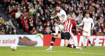 Tres minutos después, en el 6 de partido, también Benzema puso el 0-2 en el marcador. Se hizo daño en el disparo y tuvo que ser atendido por los médicos.