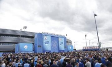 Pep Guardiola habló ante una multitud que le esperaba en el City Football Academy en Manchester.