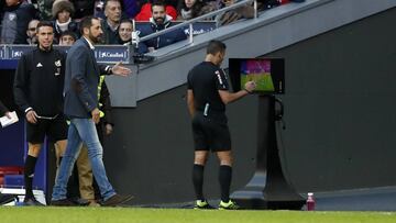 10/11/19 ATLETICO DE MADRID vs ESPANYOL
 PARTIDO PRIMERA DIVISION
 GIL MANZANO REVISANDO EL VAR
 MACHIN
 