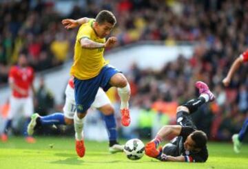 Roberto Firmino anota el gol de Brasil