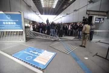 Una huelga de los empleados del sistema de metro de Sao Paulo agravó este jueves el caos de tránsito. El Movimiento de Trabajadores Sin Casa marchó hacia el estadio de la inauguración.