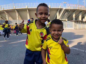 Los hinchas de la Selección Colombia ya están en las afueras del estadio de Bérgamo antes del partido entre Egipto y los dirigidos por José Néstor Pékerman.