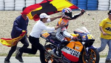 Fue el precursor del espectáculo para el motociclismo español. Crivillé se proclamó campeón del mundo de la máxima categoría en 1999, durante el GP de Brasil, tras acumular seis victorias a lo largo de la temporada. De hecho, fue el primer español en conseguirlo y, por ello, pasó a la historia por marcar el camino de los éxitos actuales. Sin embargo, ya años antes logró una hazaña que ningún español atesoraba y que puso el motociclismo en boca de todo el país: Álex conseguiría el 27 de junio de 1992, hace casi 30 años, en Assen, su primera victoria en 500cc. La última llegaría en el año 2000, en Le Mans, un año antes de anunciar su retirada.