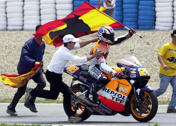 Fue el precursor del espectáculo para el motociclismo español. Crivillé se proclamó campeón del mundo de la máxima categoría en 1999, durante el GP de Brasil, tras acumular seis victorias a lo largo de la temporada. De hecho, fue el primer español en conseguirlo y, por ello, pasó a la historia por marcar el camino de los éxitos actuales. Sin embargo, ya años antes logró una hazaña que ningún español atesoraba y que puso el motociclismo en boca de todo el país: Álex conseguiría el 27 de junio de 1992, hace casi 30 años, en Assen, su primera victoria en 500cc. La última llegaría en el año 2000, en Le Mans, un año antes de anunciar su retirada.