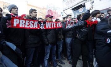 Las protestas de la afición de Rayo contra el fichaje de Zozulya y Martín Presa