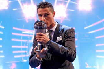 La FIFA coronó a Cristiano con su segundo The Best. El madridista superó con gran amplitud (43,16%) en la votación a Messi (19,25%) y Neymar (6,92€).