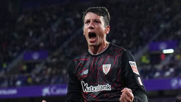 VALLADOLID, SPAIN - MARCH 17: Mikel Vesga of Athletic Club celebrates after scoring the team's third goal from a penalty during the LaLiga Santander match between Real Valladolid CF and Athletic Club at Estadio Municipal Jose Zorrilla on March 17, 2023 in Valladolid, Spain. (Photo by Angel Martinez/Getty Images)