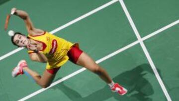 La española Carolina Marín se enfrenta a la japonesa Nozomi Okuhara en un partido de individuales femenino de las Finales Superseries de bádminton en Dubái (Emiratos Árabes Unidos).