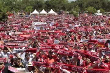 Mucha fiesta y alegría en las instalaciones de la Pradera de San Isidro donde se concentró la afición del Sevilla.