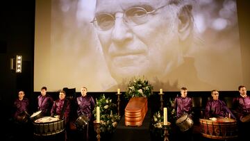 Tambores de Calanda abren la capilla ardiente del director Carlos Saura instalada en la Academia de Cine en Madrid.
 