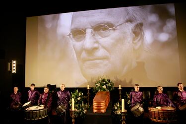 Tambores de Calanda abren la capilla ardiente del director Carlos Saura instalada en la Academia de Cine en Madrid.
 