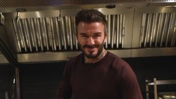 David Beckham cocinando.