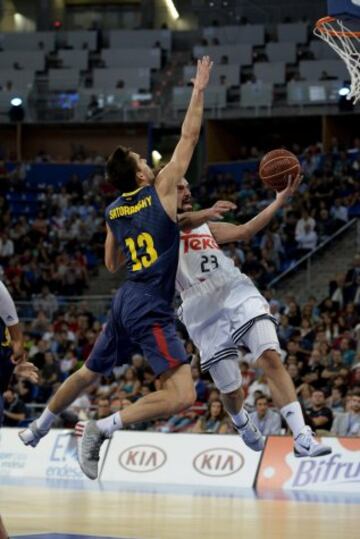 El base del Real Madrid Sergio Llull entra a canasta junto al base checo del F.C. Barcelona Tomas Satoransky.