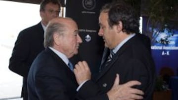 Joseph Blatter, presidente de la FIFA, con Michel Platini, presidente de la UEFA