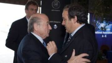 Joseph Blatter, presidente de la FIFA, con Michel Platini, presidente de la UEFA
