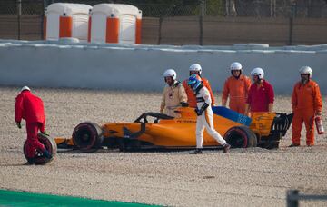 La rueda trasera derecha del McLaren de Fernando Alonso se salió, lo que provocó la bandera roja en pista.