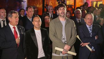 OVIEDO, 26/03/2025.- El exfutbolista Santi Cazorla (2i) y el cantante Melendi (2d), entre otros, durante el acto de constitución del comité de honor del centenario del Real Oviedo (1926-2026) celebrado este miércoles en Oviedo. EFE/ J.L.Cereijido