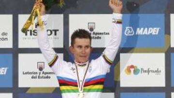 El polaco Michal Kwiatkowski con el maillot arcoíris que le acredita como campeón del mundo de ciclismo en ruta en el Mundial de Ponferrada (León).