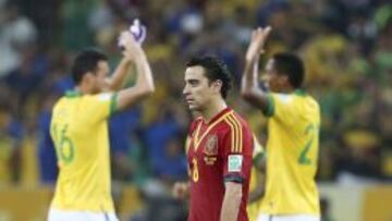 Los centrocampista de la selección española Xavi Hernández (c), al término de la final de la Copa Confederaciones 2013 ante Brasil disputada en el estadio de Maracaná, en Río de Janeiro..