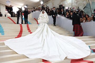 Rihanna posa con un diseño de Valentino.