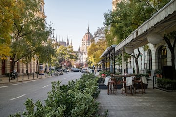Comida: desde las 12:00 hasta las 14:00 horas | Cena: desde las 19:30 hasta las 20:30 horas. En la foto, vista de una céntrica calle de Budapest con vistas al edificio del Parlamento húngaro. 

 