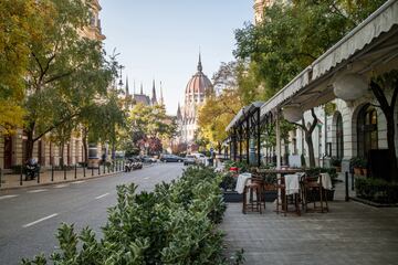 Comida: desde las 12:00 hasta las 14:00 horas | Cena: desde las 19:30 hasta las 20:30 horas. En la foto, vista de una céntrica calle de Budapest con vistas al edificio del Parlamento húngaro. 

 