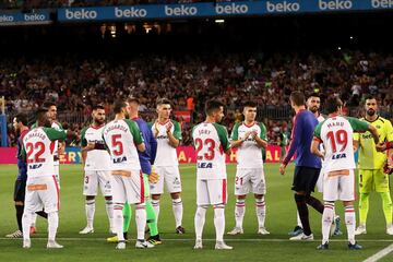 ¡¡Saltan los 22 protagonistas al césped del Camp Nou!! Los jugadores del Alavés le han hecho pasillo a los azulgranas tras proclamarse campeones de la Supercopa de España.