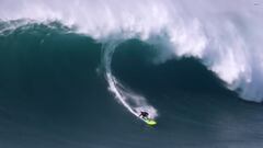 Ty Simpson surfeando un tubo en Jaws (Pe&#039;ahi, Maui, Haw&aacute;i) durante el swell XL del 2 de noviembre del 2021. 