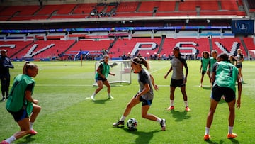 Aitana controla el balón durante el entrenamiento previo del Barcelona en el PSV Stadium.