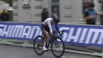 La ciclista británica Lauren Dolan llega a meta con la parte derecha de su cuerpo ensangrentada tras sufrir una caída en la contrarreloj junior femenina de los Mundiales de Bergen.