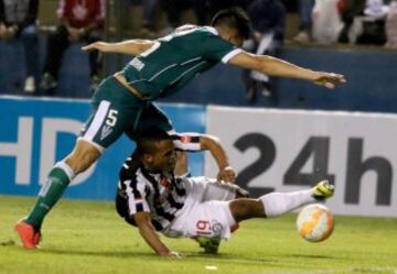 Nelson Saavedra disputa el balón con Yoel Burgueño.