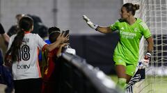 Misa saluda a unas pequeñas aficionadas en el Puchades en el partido ante el Valencia.