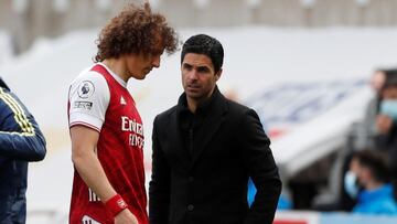 FILE PHOTO: Soccer Football - Premier League - Newcastle United v Arsenal - St James' Park, Newcastle, Britain - May 2, 2021 Arsenal's David Luiz walks off the pitch after sustaining an injury Pool via REUTERS/Lee Smith EDITORIAL USE ONLY. No us