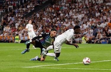 Tras la revisión en el VAR, Arberola Rojas pitó penalti a favor del Madrid por el derribo de Rui Costa a Vinicius.