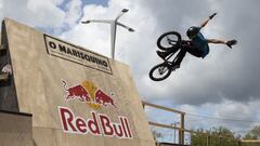 Un rider de BMX realiza un truco frente a una rampa con los logos de O Marisqui&ntilde;o y de Red Bull en Vigo, en agosto del 2019.