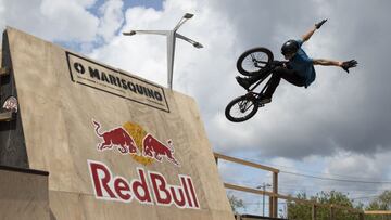 Un rider de BMX realiza un truco frente a una rampa con los logos de O Marisquiño y de Red Bull en Vigo, en agosto del 2019.