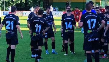Los jugadores del Textil, cabizbajos por la derrota