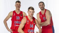 Ron Baker, escolta del CSKA, brometa con Vorontsevich y Koufos detr&aacute;s.