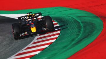 SPIELBERG, AUSTRIA - JULY 08: Max Verstappen of the Netherlands driving the (1) Oracle Red Bull Racing RB18 on track during qualifying ahead of the F1 Grand Prix of Austria at Red Bull Ring on July 08, 2022 in Spielberg, Austria. (Photo by Clive Rose/Getty Images)