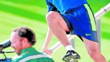 <b>PRUDENTE. </b>Pep Guardiola, durante el entrenamiento de ayer en la Ciudad Deportiva.