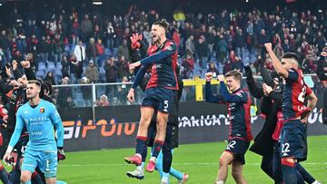 Genoa (Italy), 10/11/2023.- Genoa's Radu Dragusin (C) celebrates with team-mates after the Italian Serie A match Genoa CFC vs Hellas Verona at Luigi Ferraris stadium in Genoa, Italy, 10 November 2023. Genoa won the match 1-0. (Italia, Génova) EFE/EPA/LUCA ZENNARO
