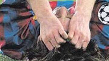 <b>CAÍDO. </b>Lionel Messi se desespera tras sufrir una rotura fibrilar ante el Chelsea. El argentino estará de cuatro a seis semanas de baja.
