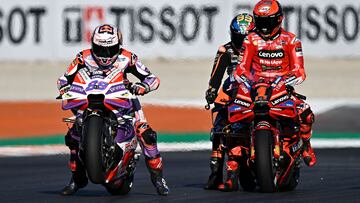 Martín practica una salida delante de Bagnaia.