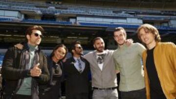 Anil Kapoor, Hritik Roshan y la actriz Sonakshi Sinha con Benzema, Bale (2d) y Modric (d) durante su visita al estadio Santiago Bernab&eacute;u.