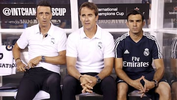 Lopetegui, rodeado de Pablo Sanz (izquierda), el ayudante que se comunica con Antolín Gonzalo, y Óscar Caro (derecha).